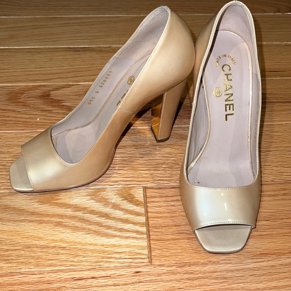 Chanel open toe heels in gold/cream size 36 (6) with thick heel